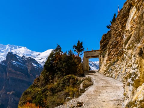 Trail by the snowy himalayan mountains on the Annapurna Circuit Trek, Annapurna Circuit & Tilicho Lake Trek 16 Days