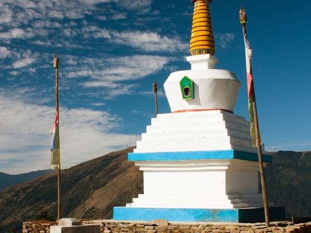 A stupa on Taksindu La near Ringmu